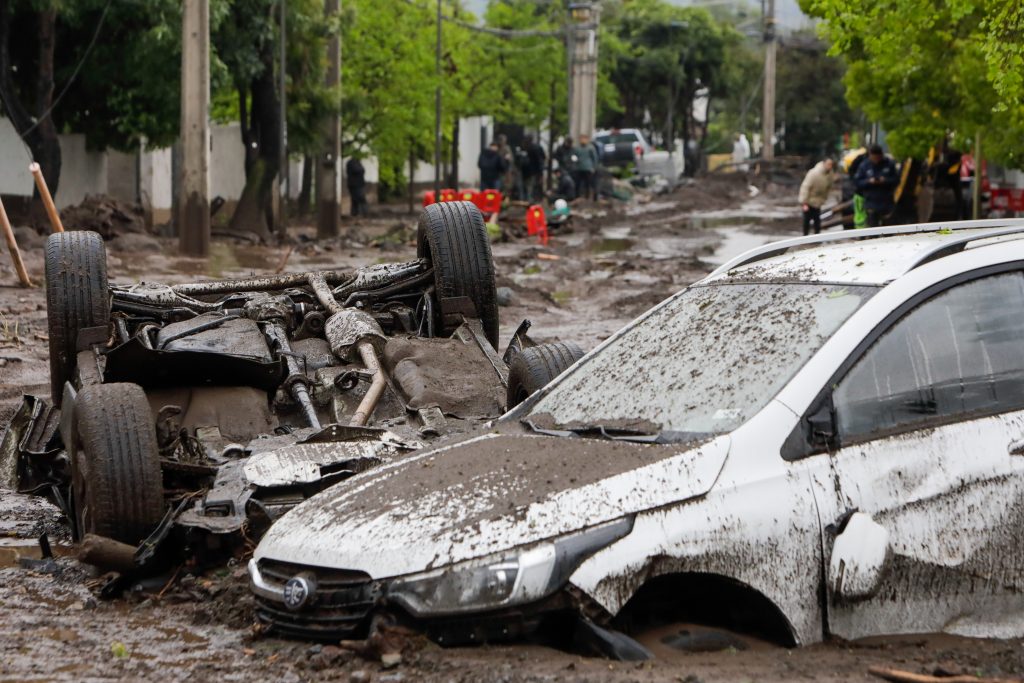 Las Condes: autoridades ordenan evacuar casa afectadas ante riesgo de nuevos aluviones