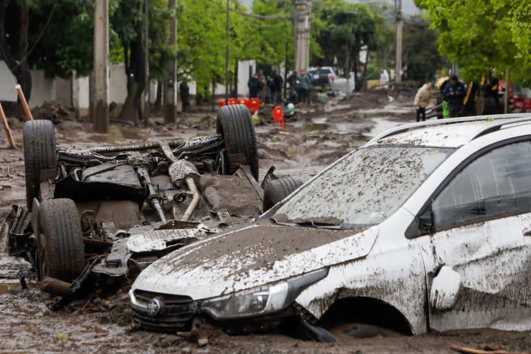 Las Condes: autoridades ordenan evacuar casa afectadas ante riesgo de nuevos aluviones