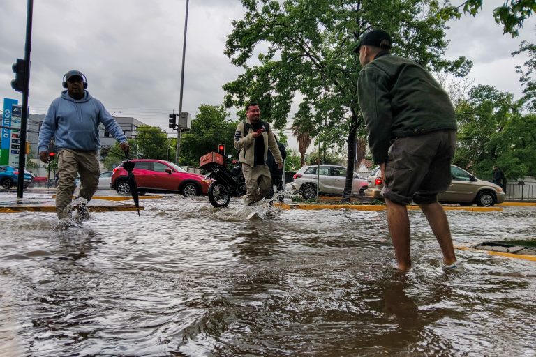 Sistema frontal traerá precipitaciones intensas: DMC actualiza alerta para cinco regiones de Chile