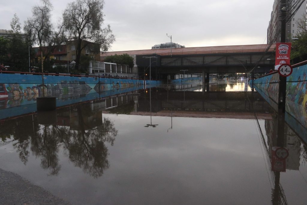 Alerta Roja en la Región Metropolitana: 115 establecimientos sin clases y 15 viviendas dañadas por temporal