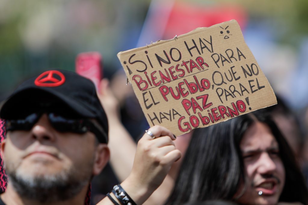 Incidentes marcan marcha por el 18-O en Santiago: Metro cierra estaciones y Carabineros dispersa a manifestantes