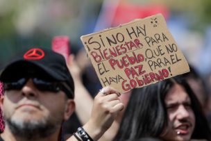 Incidentes marcan marcha por el 18-O en Santiago: Metro cierra estaciones y Carabineros dispersa a manifestantes