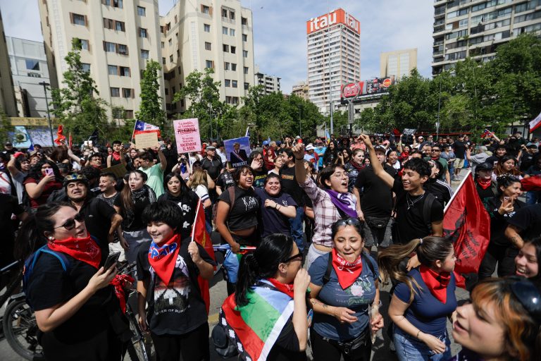 Metro de Santiago informa cierre de dos estaciones de Línea 1 por disturbios en el exterior