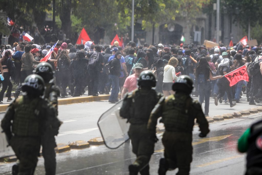 Balance 18-O en Santiago: Carabineros reporta 29 detenidos y funcionarios lesionados