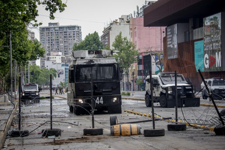 Incidentes por el 18-O: Queman bus del transporte público e intentan saquear supermercado en Santiago
