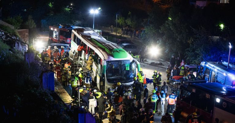 Volcamiento de bus en Valparaíso: Conductor asegura que era primera vez que manejaba en la zona