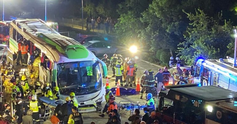 Grave accidente en Valparaíso: Bus con 45 pasajeros vuelca y deja al menos 30 lesionados