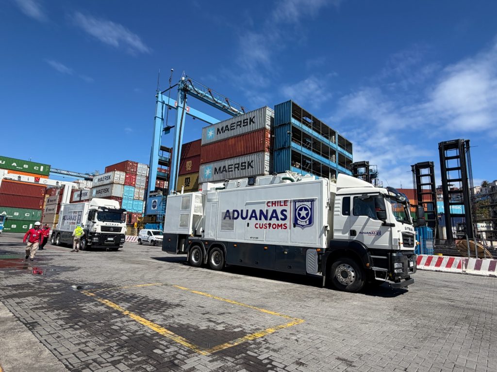Aduanas incorpora dos nuevos camiones escáner para reforzar controles en puertos de Valparaíso y Arica