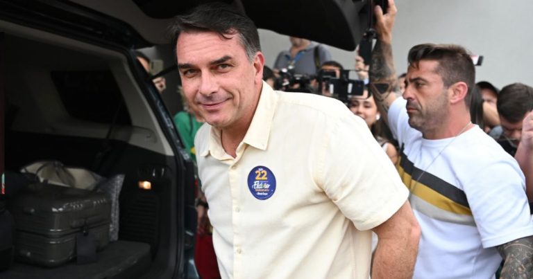 Desde EEUU, Flávio Bolsonaro se declara “verdadero presidente electo” de Brasil