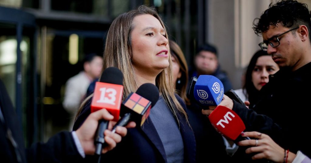 Alcaldesa de Las Condes pide no salir de las casas y confirma rescates por aluvión