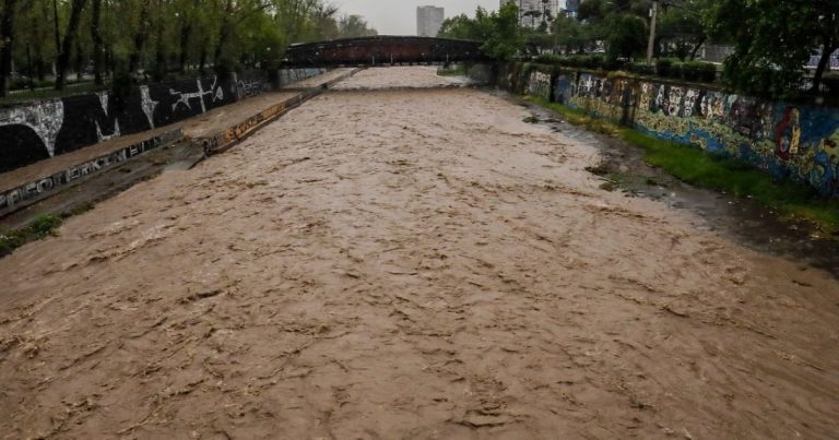 Senapred solicita evacuar campamento en Talagante por desborde del río Mapocho