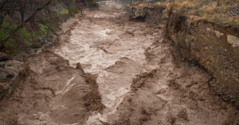 Senapred solicita evacuar campamento en Talagante por desborde del río Mapocho