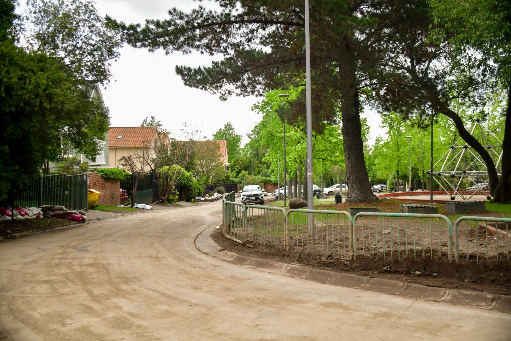 Las Condes recupera conectividad en San Carlos de Apoquindo tras aluvión y mantiene trabajos de limpieza