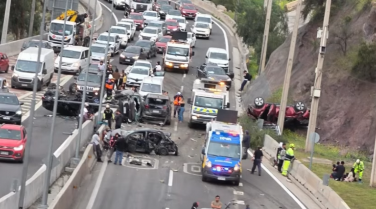 Grave accidente en La Pirámide: suspenden el tránsito tras colisión múltiple que dejó 8 lesionados