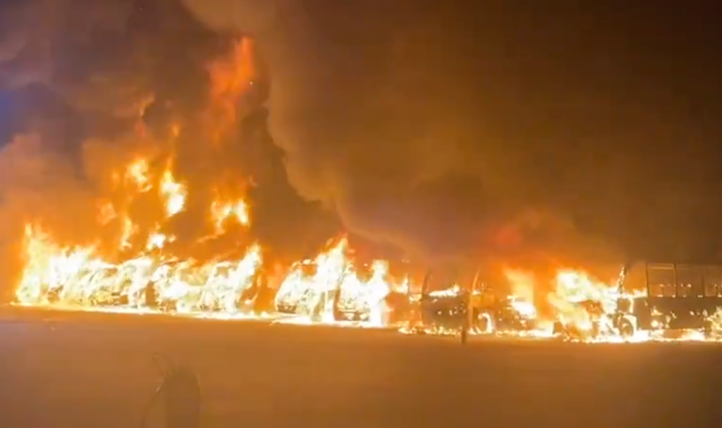 Enorme incendio destruye al menos 14 microbuses en Villa Alemana