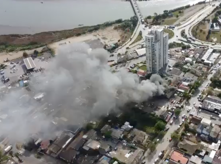 Incendio en local comercial provoca gigantesca columna de humo en Concón: Bomberos combate el siniestro
