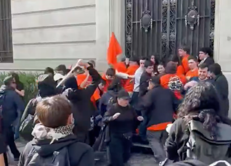 Estudiantes de la UC detallan ataque de encapuchados: Les rociaron bencina y los golpearon con palos