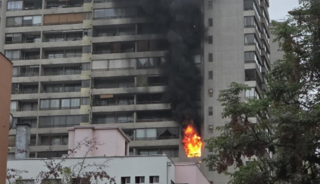 Incendio en edificio de Santiago Centro provoca gigantesca columna de humo: Revisa las imágenes