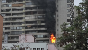 Incendio en edificio de Santiago Centro provoca gigantesca columna de humo: Revisa las imágenes