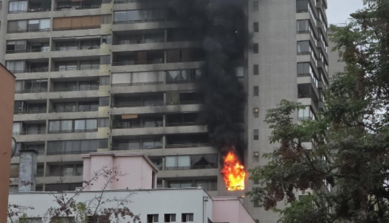 Incendio en edificio de Santiago Centro provoca gigantesca columna de humo: Revisa las imágenes