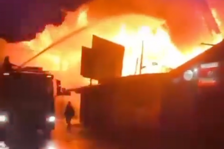 Enorme incendio en Pomaire destruye restaurantes y viviendas: Investigan origen del siniestro