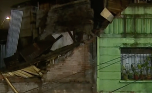 Sistema frontal destruye una vivienda en San Miguel: Estructura cayó sobre otra casa y un auto
