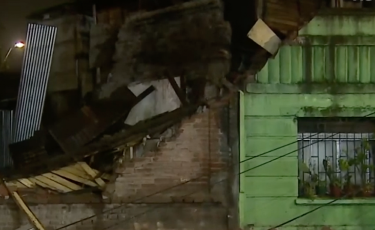 Sistema frontal destruye una vivienda en San Miguel: Estructura cayó sobre otra casa y un auto