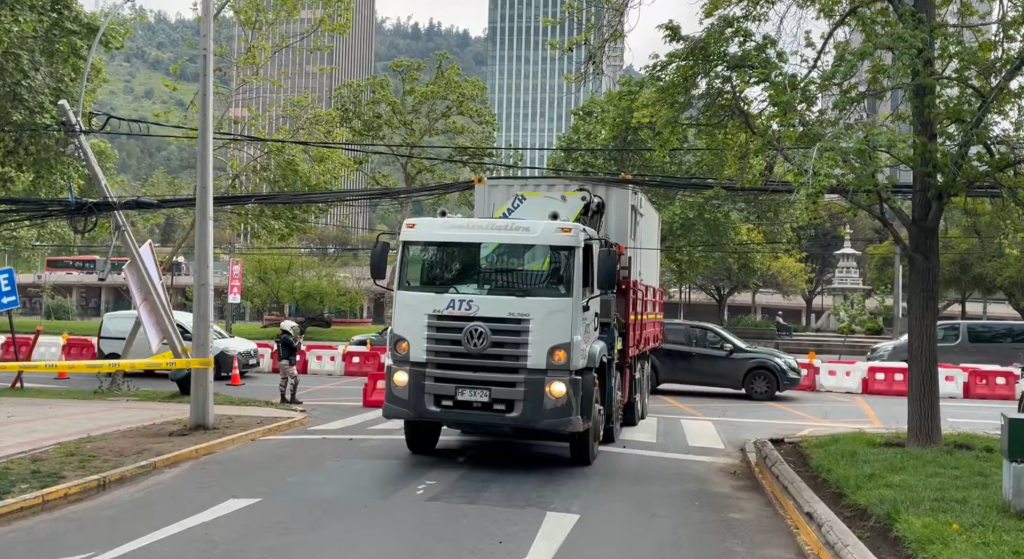 VIDEO | Tránsito suspendido en Providencia: camión derriba poste y corta acceso a calle Antonio Bellet