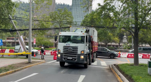 VIDEO | Tránsito suspendido en Providencia: camión derriba poste y corta acceso a calle Antonio Bellet