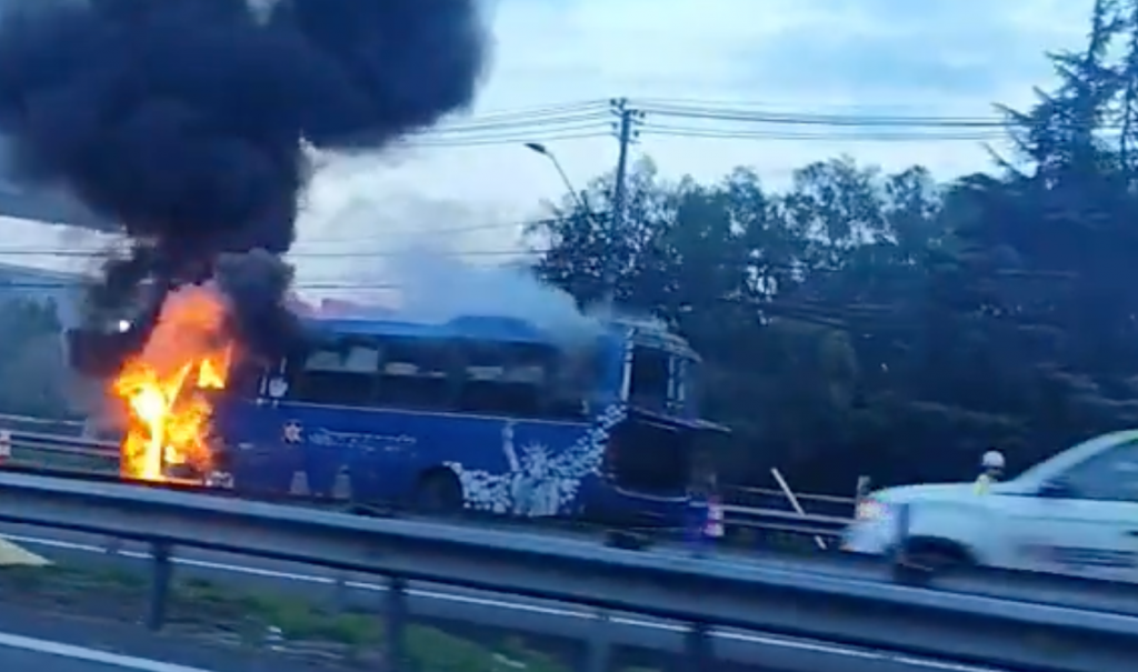 Bus se incendia en plena Autopista Los Libertadores: Reportan congestión y restricción de pista en Colina