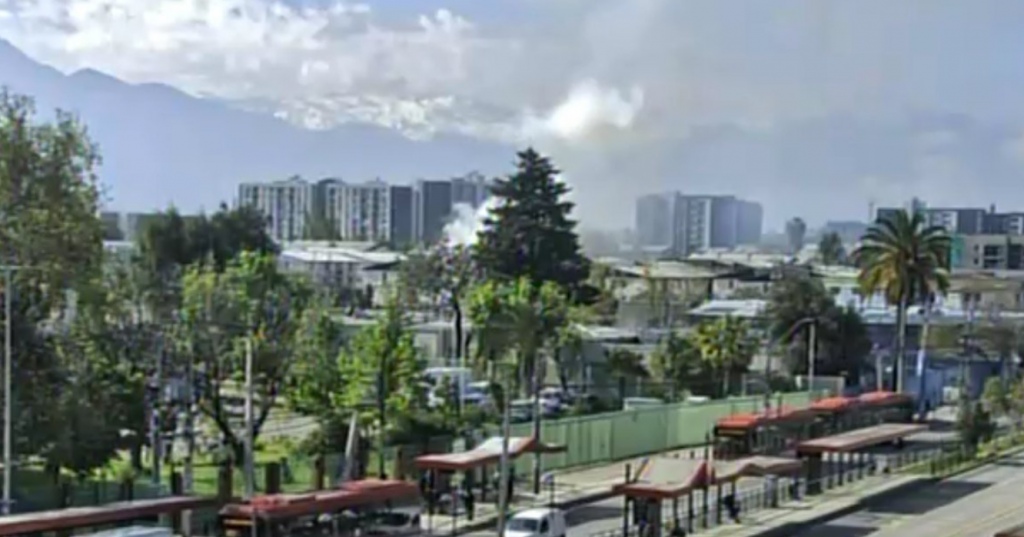 Incendio provoca enorme columna de humo en La Granja: Bomberos combate la emergencia
