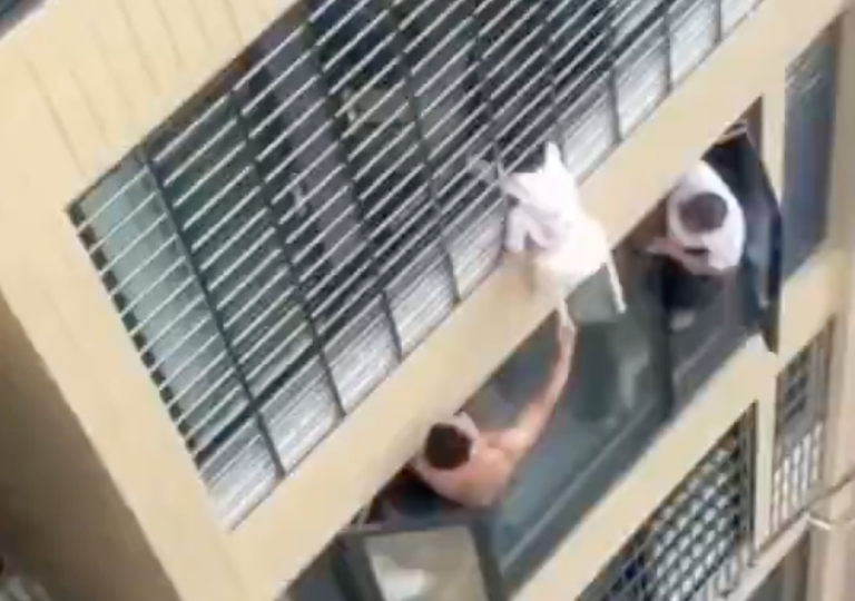 Dramático rescate en China: Niña de 3 años quedó colgando en el piso 12 de un edificio