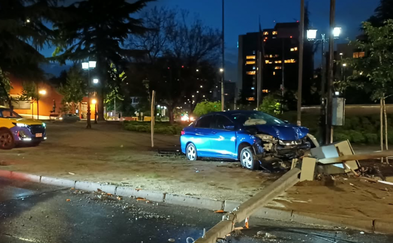 Carabinero de franco protagoniza accidente y derriba poste de luz en Vitacura
