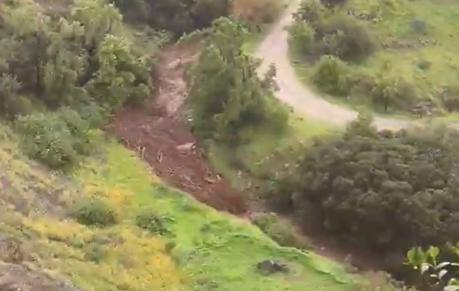 VIDEO | Alerta en Lo Barnechea: se activa quebrada en Camino a Farellones e informan corte total de tránsito