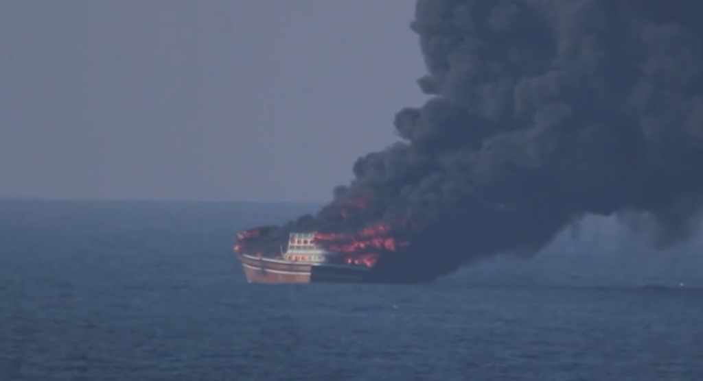 Irán reporta explosiones e incendios en tres petroleros tras chocar con minas en el estrecho de Ormuz