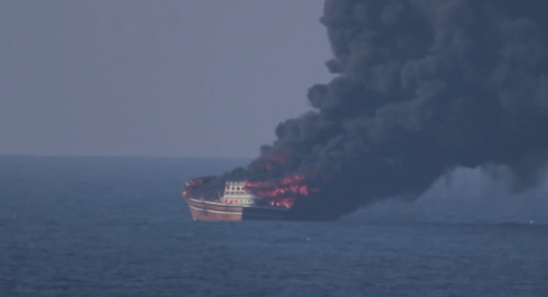 Irán reporta explosiones e incendios en tres petroleros tras chocar con minas en el estrecho de Ormuz