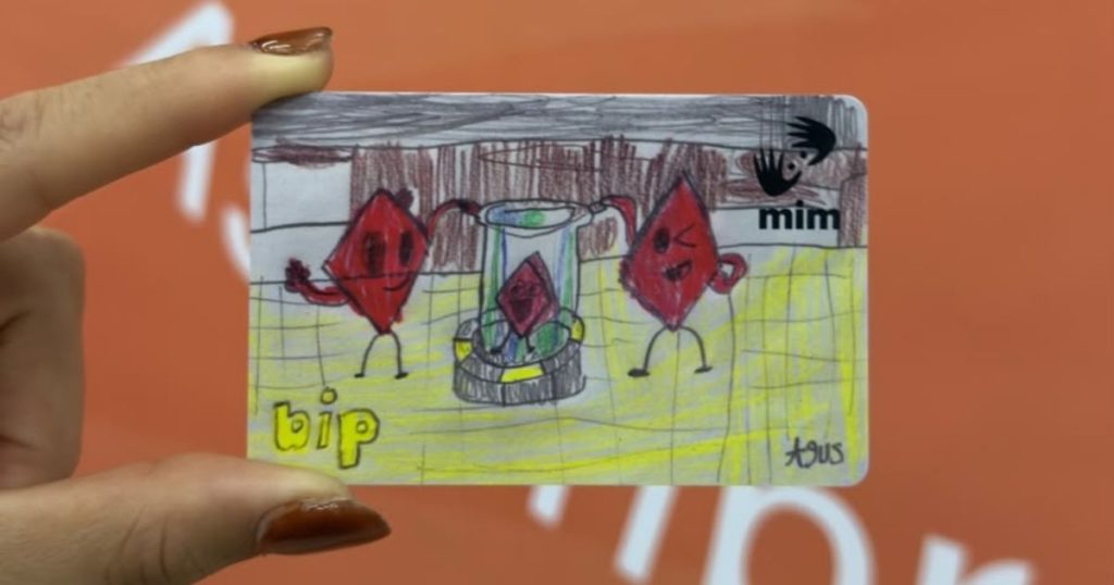 Metro de Santiago lanza tarjeta bip! inspirada en el MIM: revisa dónde comprarla