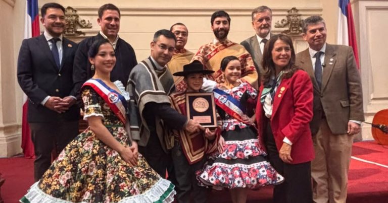 Ferochi es distinguida en el ex Congreso por su aporte a la cueca y las tradiciones chilenas