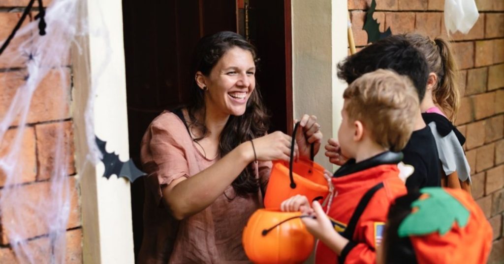 ¿Halloween con lluvia y frío? Así puedes adaptar el disfraz de los niños