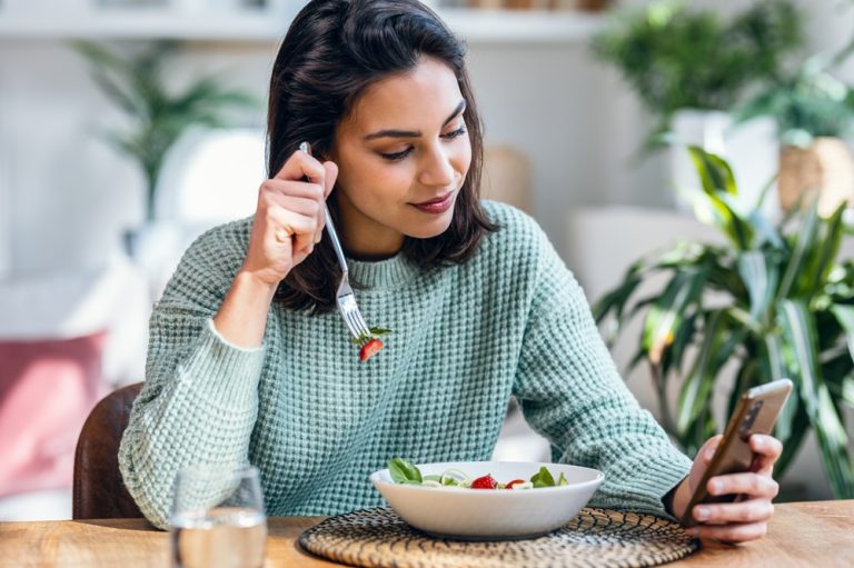 Comer frente a pantallas: expertos advierten cómo este hábito puede afectar la saciedad