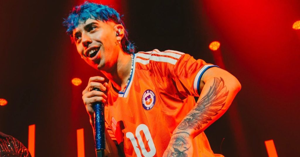 Luck Ra desató la fiesta en el Caupolicán y sorprendió al salir con la camiseta de Chile
