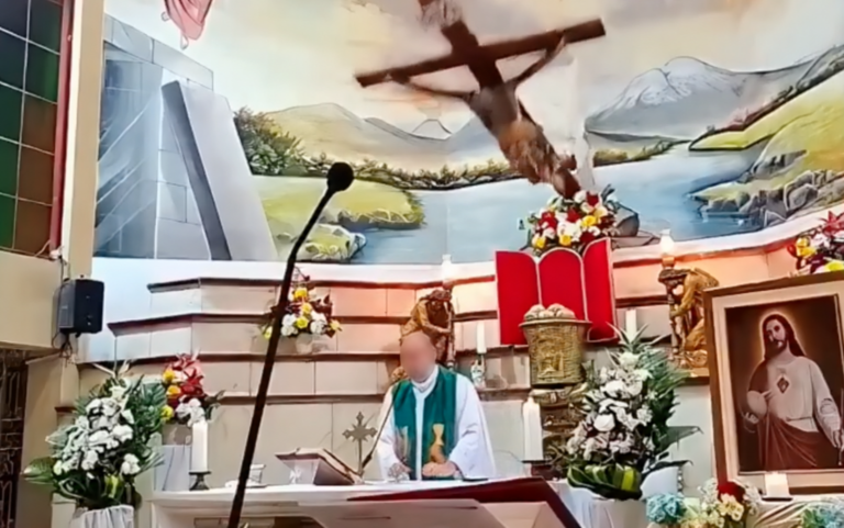 Imágenes sensibles: Sacerdote muere aplastado por una cruz durante una misa en Ecuador