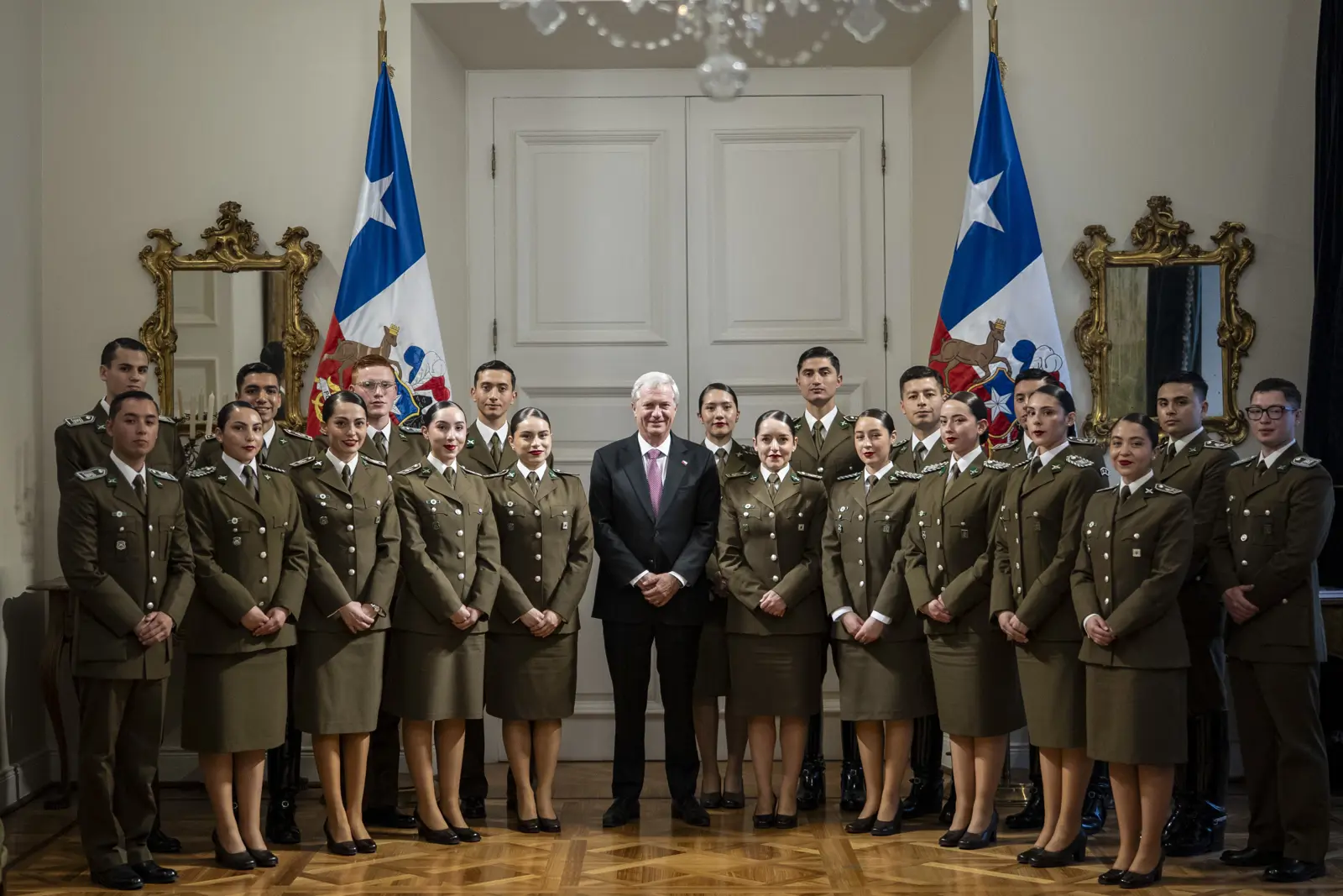 Kast comparte desayuno con 20 jóvenes que se preparan para ingresar a Carabineros