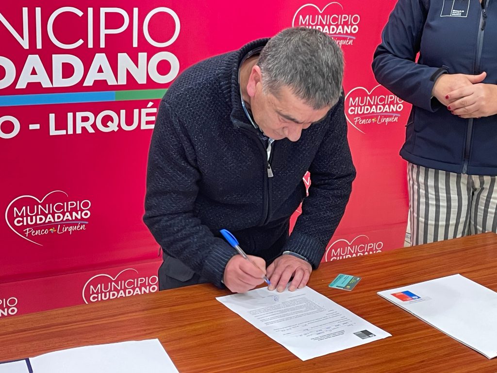 Más de $2 millones por familia: entregan tarjetas para reparar viviendas afectadas por marejadas en Penco