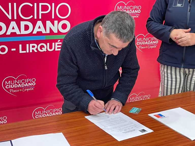 Más de $2 millones por familia: entregan tarjetas para reparar viviendas afectadas por marejadas en Penco