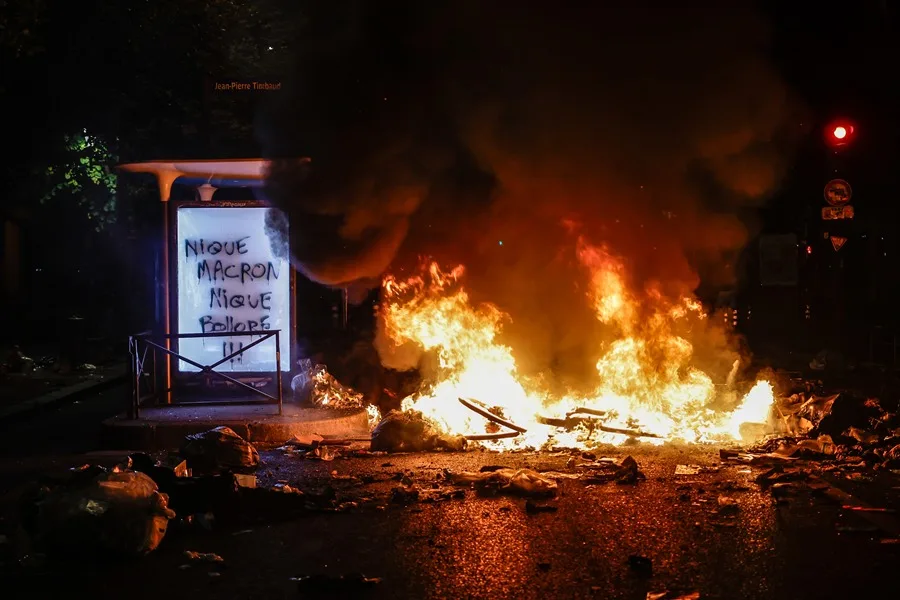 Francia anuncia toques de queda tras violentas protestas: Casi 2.400 detenidos y miles de comercios afectados