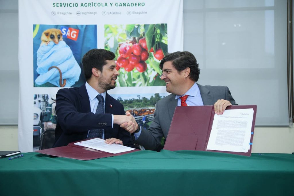 SAG firma inédito convenio para reforzar vigilancia de influenza aviar en aves silvestres