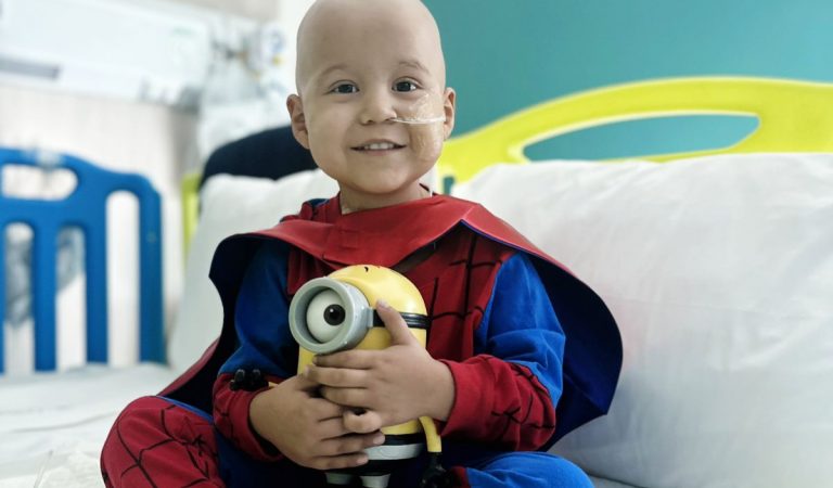 Samuel tiene 3 años y necesita ayuda urgente: familia busca reunir $200 millones para viajar a España