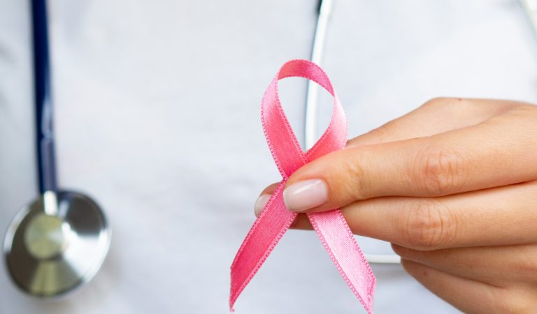 Cáncer de mama: las señales de alerta que debes conocer y cuándo realizarte una mamografía