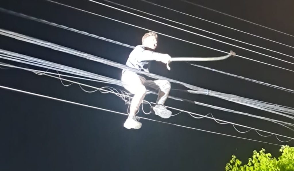 Carabineros detiene a hombre acusado de robar cables del alumbrado público en El Bosque
